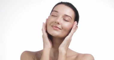 Doğal güzelliği ve pürüzsüz cildine sahip Asyalı bir kadının yüksek kaliteli görüntüleri, parlak ve sağlıklı cildini vurgulayarak derin bir gözenek temizleyici tedaviden zevk alıyor. Kızlar için ideal güzellik ve cilt bakımı