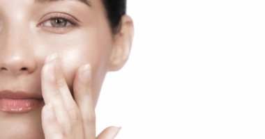 Gülümseyen bir kadının cilt bakımı uygulaması, ışık saçan ve genç bir cilt. Güzellik, cilt bakımı ve yaşlanma karşıtı promosyonlar için ideal. Yüksek kalite ağır çekim 4K görüntü için mükemmel.