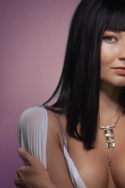 Kleopatra 'dan esinlenilmiş siyah saçlı ve zarif takıları olan bir kadının yarım yüz portresi. Güzellik, moda ve yaşam tarzı promosyonları için mükemmel. Lüks ve entelektüelliği vurgulamak için..