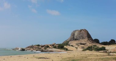 Sri Lanka 'daki Yala Ulusal Parkı' nda çarpıcı bir kıyı kayası oluşumu açık mavi gökyüzüne karşıdır. Bu pitoresk manzara parkların çeşitli doğal güzelliklerini vurgular ve seyahat için mükemmeldir.