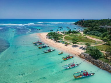 Weligama kasabası yakınlarındaki Sri Lanka 'nın güney kıyısındaki ünlü plajın hava manzarası. Yüksek kalite fotoğraf