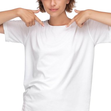 Kendine güvenen bir kadın boş beyaz tişörtüne işaret eder. Logo, mesaj ya da özel tasarım eklemek için mükemmeldir. Düz beyaz arkaplan ve net odak T-shirt 'ü promosyon için ideal hale getirir
