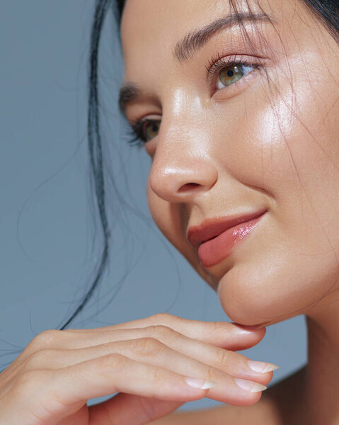 Высококачественный крупный план азиатки с сияющей кожей и натуральным макияжем, элегантно позирующей рукой под подбородком. Идеально подходит для красоты, кожи и косметической рекламы, подчеркивая