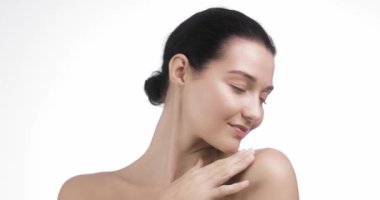 Cildi açık, gözleri kapalı, omuzlarına hafifçe dokunan lüks bir kadın. Güzellik, cilt bakımı ve sağlık promosyonları için ideal. Reklamlar ve editoryal kullanım için mükemmel bir görüntü. Vuruldu.