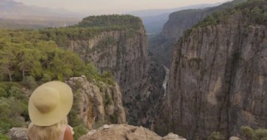Türkiye 'deki Tazi Kanyonu' nun yemyeşil ve görkemli uçurumları gösteren nefes kesici manzarası. Seyahat, doğa ve macera teması için mükemmel. Bu çarpıcı güzelliğin doğal güzelliğini vurguluyor.