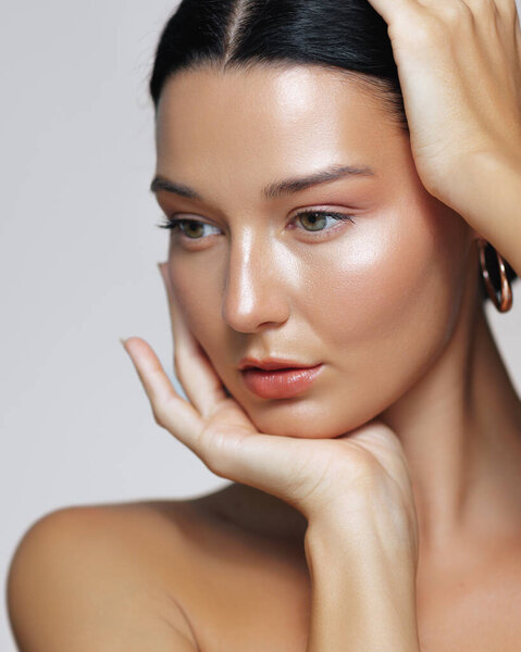 Изящная женщина с натуральным макияжем и сияющей кожей, позирующей в студии. Красота, скинхед и косметика - это высококачественная картинка, которая захватывает и захватывает..