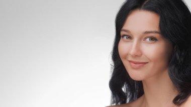 Uzun siyah saçlı, gülümseyen bir kadının yüksek kaliteli kesilmiş fotoğrafı cilt bakımı ve kozmetik kavramları için mükemmel. Metin için kopyalama alanı içerir. Güzellik blogları, cilt bakımları ve kozmetik ürünleri için ideal.
