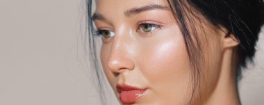 Doğal makyajlı ve yeşil gözlü zarif bir kadının profil fotoğrafı. Güzellik, cilt bakımı ve kozmetik promosyonları için idealdir. Bu yüksek kaliteli görüntü, yüz cazibesi ve zarafeti ön plana çıkarır..