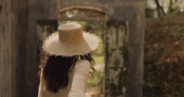 Bu çarpıcı 4K yavaş çekim videosu macera ve romantizmin özünü yakalar, bir kız erkek arkadaşına yemyeşil tropik cennette yol gösterir. Birinci şahıs bakış açısıyla çekildi.