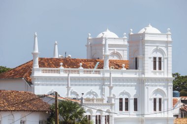 Sri Lanka 'daki Galle Kalesi' nde güzelce korunmuş bir koloni mimarisi. Terracotta çatıları olan beyaz bina bu UNESCO Dünya Mirası sahasının tarihi cazibesini sergiliyor.