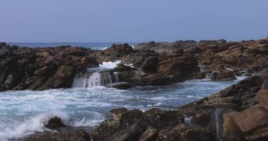 Sri Lanka 'nın kayalık kıyılarına çarpan dalgaların süper yavaş çekim görüntüleri okyanusun dramatik ve doğal güzelliğini gözler önüne seriyor. Bu yüksek kaliteli stok videosu mükemmel.