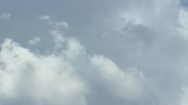 Hızlı hareket eden bulutların açık güneşli havadan bulutlu havaya ve sisli gökyüzüne geçişi. Havayla ilgili videolar, hızlandırılmış derlemeler veya atmosferik doğa sahneleri için ideal.