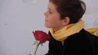 Küçük Prens gibi giyinmiş bir çocuk çöl kumuna uzanmış, tek bir kırmızı gülü seyrediyor. Bu huzurlu ve büyülü sahne masumiyet, hayal gücü ve çocukluk merakı temalarını yakalar..