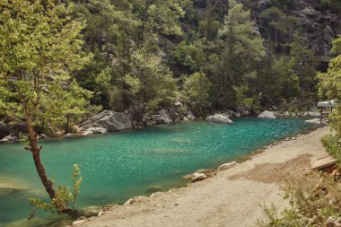 Türkiye 'nin Goynuk Kanyonu' ndan, yemyeşil orman ve engebeli araziyle çevrili bir turkuaz nehri akar. Çevre turizmini, macera seyahatlerini ve doğa manzaralı inzivaları teşvik etmek için mükemmel.. 