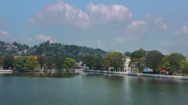 Kandy Gölü 'nün Skyline hava aracı görüntüsü, Sri Lanka' daki Kandy şehrinin kalbinde çarpıcı bir yer. Ünlü tarihi eser ve ülkenin din başkenti. Yüksek kalite 4k görüntü görüntüleme