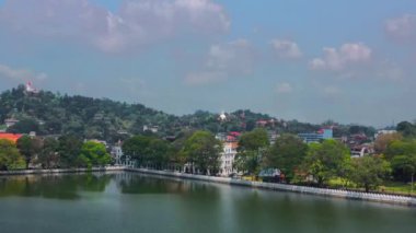 Kandy Gölü ve çevresini çevreleyen şehrin hava görüntüleri, Sri Lanka 'nın kültürel başkentinin görkemli güzelliğini yemyeşil ve tarihi binalarıyla sergiliyor. Turizm görselleri için ideal.