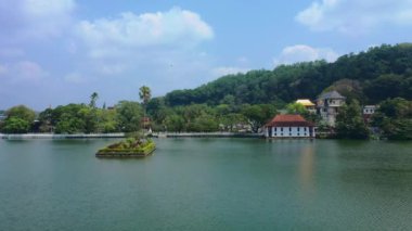 Kandy Gölü 'nün huzur dolu güzelliğini ve Sri Lanka' daki tarihi Kutsal Diş Tapınağı 'nı gösteren hava görüntüleri yemyeşil ve dingin suların arasına yerleşmiştir. Seyahat promosyonları için ideal.