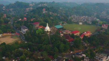 Sisli dağların arasına kurulmuş Kandy City 'nin hava manzarası Sri Lanka' nın tarihi varış yerinin huzurlu ve kültürel atmosferini yansıtıyor. Güneydoğu Asya 'da sergilenen seyahat ve miras için mükemmel.