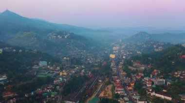 Kandy City 'nin bulutlarla kaplı dağların arasına yerleşmiş, Sri Lanka' nın kültürel kalbinin manzaralı cazibesini gösteren hava görüntüleri. Güneydoğu Asya 'yı destekleyen seyahat ve turizm içeriği için ideal.