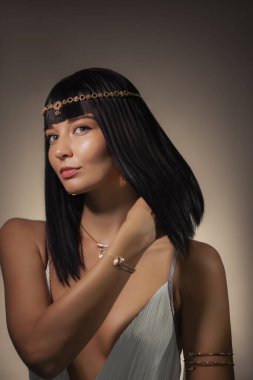 Kleopatra 'dan esinlenilmiş, sağlıklı, parlak saçlı, şampuan ve saç rengi ürünleri için mükemmel bir güzellik modeli. Bu resim saç sağlığı ve zarafeti vurgular, güzellik ve saç bakımı için idealdir.