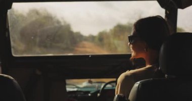 Sri Lanka 'da Yala Ulusal Parkı' nda safari gezintisi yapan bir kadın. Seyahat, macera, vahşi yaşam ve doğa keşfi temaları için mükemmel, safarinin huzurlu ve heyecan verici anlarını yakalamak için.