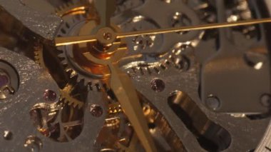 Karmaşık mekanik saat dişlilerinin detaylı makro çekimi ve hareket halindeki altın eller, hassas mühendislik gösteriyor. Zamana, lükse, işçiliğe ve horolojiye ilişkin kavramlar için idealdir. 