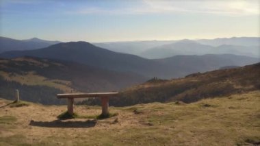Muhteşem panoramik manzaralar sunan manzaralı bir dağ gözlem güvertesinin havadan çekilmiş görüntüleri. Seyahat, macera ve doğa temalı promosyon içeriği için ideal.