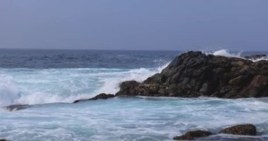 Sri Lanka 'da kayalık bir kıyıya çarpan dalgaların nefes kesen süper yavaş çekim videosu. Doğal güzellik, güç ve kıyı manzaraları temalarını yakalamak için idealdir, bu yüksek kaliteli stok görüntüleri