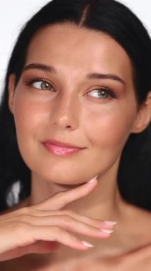 Parlayan cildi ve yumuşak, doğal makyajı olan gülümseyen bir kadının güzel yakın çekimi. Güzellik, sağlık ve cilt bakımı için ideal kampanyalar güven ve zarafeti vurguluyor.. 