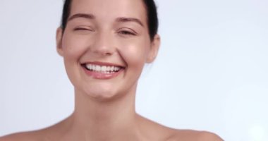 Neşeli bir kadının parlak bir gülümsemeyle gülüşünün, sağlıklı dişlerini sergilemesinin yakın çekimi. Stomatoloji konseptleri, dişçi reklamları ve diş bakımı kampanyaları için ideal.. 