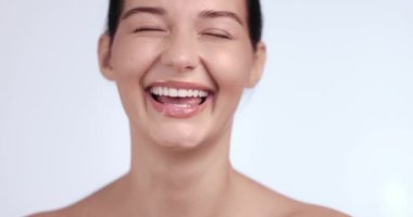 Göz alıcı dişleri olan neşeli bir kadının yakın çekimi, kaplama, implant, aydınlatma ve stomatoloji veya kozmetik dişçilik kampanyaları gibi diş tedavileri için idealdir.. 