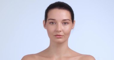 Ani ruh hali değişimleri gösteren bir kadının yakın plan portresi neşeli bir gülümsemeden ciddi bir ifadeye dönüşüyor. Zihinsel sağlık, duygu ve öz farkındalık kampanyaları için idealdir.. 