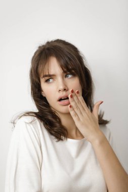 Gündelik beyaz bluzlu beyaz bir kadının portresi. Ağzını eliyle kapatıyor ve şaşkınlığını dile getiriyor. Yaşam tarzı, duygular ya da reaksiyon tabanlı editör projeleri için mükemmel. 