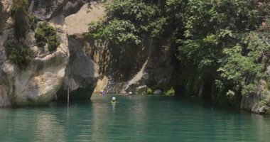 Uçurumlar ve yemyeşil sularla çevrili, berrak sularda yüzen insanlarla dolu sakin bir göl. Doğa, doğa aktiviteleri ve barışçıl geri çekilmeler için idealdir.. 