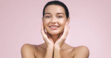 Cilt güzelliği kavramını vurgulayan ışıl ışıl bir kadının yer aldığı yüksek kaliteli bir afiş. Güzellik ürünü reklamları, cilt tanıtımları ve geniş kopya alanı olan kozmetik pazarlama için ideal.. 