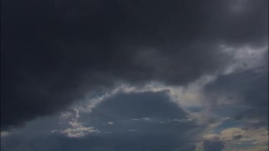 Kara fırtına bulutlarının dramatik zaman atlaması güneşi karartıp karamsar ve sinematik bir atmosfer yaratıyor. Hava görselleri, sinema arkaplanları ve doğa projeleri için mükemmel.. 