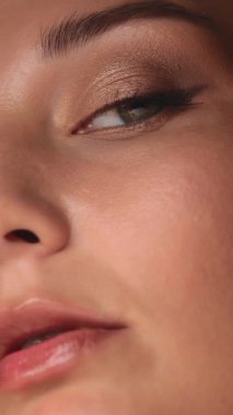 Yumuşak, doğal makyajlı, pırıl pırıl, kusursuz ciltli bir kadının yakın çekimi. Güzellik ürünleri, cilt bakımı ya da makyaj sanatı kampanyaları için mükemmel bir reklam.. 