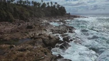 Destansı İHA çekimlerinde Sri Lanka 'nın engebeli kıyı şeridinde dalgaların kayalara çarptığı bir gelin görülüyor. Düğün mekanlarını, maceraları ve doğal güzellikleri desteklemek için idealdir.