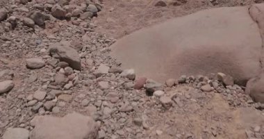 Dramatik bir atış, engebeli bir kayalık çöl kanyonunu berrak mavi bir gökyüzüne karşı ortaya çıkarmak için eğildi. Doğa belgeselleri, seyahat promosyonları ve manzara videoları için ideal.