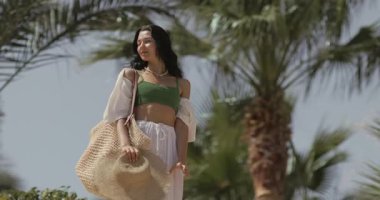 Tarz sahibi bir kadın, rüzgarlı ve güneşli bir günün tadını çıkarır. Seyahat, tatil ve yaşam tarzı temaları için mükemmel, zarafet ve sükuneti ön plana çıkarıyor. 