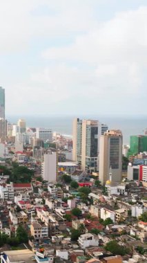 Colombo 'nun şehir merkezindeki sahil şeridinin pürüzsüz insansız hava aracı taraması gökdelenlerin ve şehir şebekelerinin sıralarını ortaya çıkarıyor. Emlak, şehir büyümesi ve Güney Asya turizm kavramları için mükemmel..