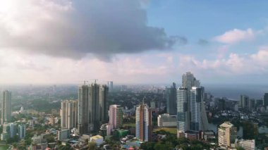 Kolombo 'nun Hint Okyanusu kıyısındaki lüks gökdelenleri, emlak reklamları, mimari gösteriler ve modern kentsel gelişim kavramları için ideal..