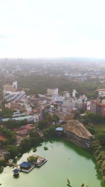 Colombo boyunca hareketli şehir merkezinden sahil şehir merkezine doğru pürüzsüz bir hava akımı - emlak, turizm, kentsel planlama ve tanıtım videoları için ideal.