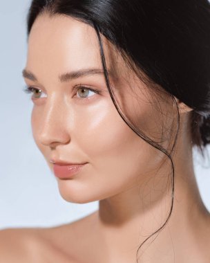 Işıl ışıl cildi ve parlak dudakları olan genç bir kadının yüksek kaliteli dikey portresi. Cilt bakımında, güzellik reklamlarında, sağlık markalarında ya da kozmetik ambalajlarda kullanılmak için mükemmel..