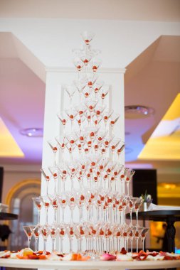 Kirazlarla süslenmiş nefis bir şampanya kulesi, düğünler, lüks partiler ve büyük kutlamalar için lüks bir süs olarak hizmet veriyor. Zarafet ve cazibe katmak için mükemmel.