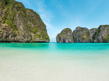 Maya Körfezi, Ko Phi Phi, Tayland 'ın el değmemiş sahil ve turkuaz sularının dramatik kireçtaşı kayalıkları manzarası. Seyahat, turizm, tropik cennet ve doğa ürünleri için mükemmel..