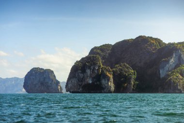 Pai Plong Körfezi, Krabi, Tayland sahillerindeki kireçtaşı kayalıkları ve yemyeşil bitki örtüsünün görkemli manzarası. Seyahat, macera veya tropikal doğa tanıtım ve turizm reklamları için mükemmel..