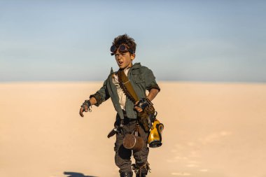 Kurumuş bir çöl arazisinde yürürken gözlüklü ve engebeli bir çocuk şoka girmiş gibi görünüyor. Distopyan, hayatta kalma ya da bilim kurgu hikaye anlatma kavramları için mükemmel.. 