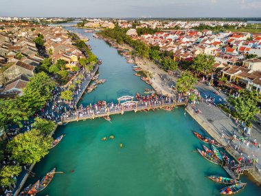 Hoi An, Vietnam 'ın yüksek kalite insansız hava aracı görüntüsü. Japon Kapalı Köprüsü, canlı ahşap botlar ve eski kasaba cazibesi. Kültürel turizmi, seyahat bloglarını ve reklamları desteklemek için harika..