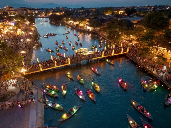 Hoi An 'daki hareketli köprü, renkli teknelerin geçtiği ve turistlerin kültür, turizm ve seyahat promosyonları için mükemmel bir şekilde toplandığı fener festivalinin en önemli parçası haline geliyor..